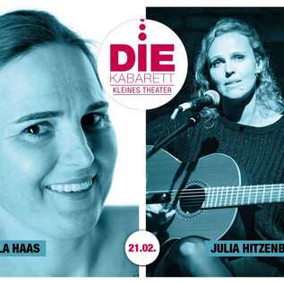 Zwei Porträts von Künstlerinnen stehen auf einer hellen Hintergrundgrafik. Die linke Seite zeigt Daniela Haas, die rechte Julia Hitzenberger mit einer Gitarre. | © Reinhard Steiner |  Julia Hitzenberger