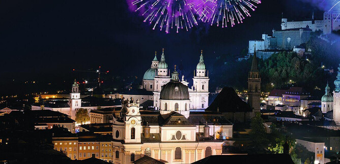 An impressive cityscape at night with fireworks in the sky. Historical buildings and a castle are easily recognizable. | © SLT / Anna-Maria Löffelberger