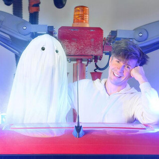 Ein Mann sitzt in einem Fahrzeug neben einem gespenstischen, weißen Geist. Im Hintergrund sind blaue Lichter und Rauch zu sehen. | © SLT / Christian Krautzberger