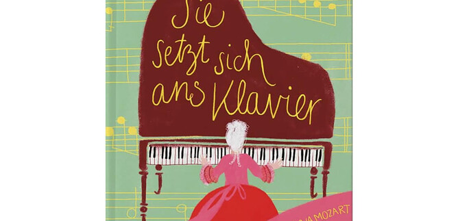 Una copertina di libro che mostra una donna seduta a un pianoforte. Il titolo è "Si siede al pianoforte" e racconta della vita di Maria Anna Mozart. | © DomQuartier_Anton Pustet Verlag