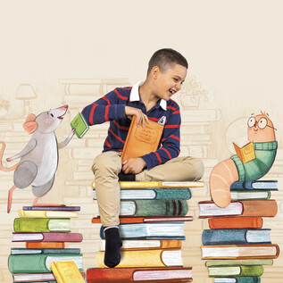 A cheerful boy sits on a pile of books and reads. Next to him are a mouse and a worm, who are also reading and look curious. | © Salzburg Museum