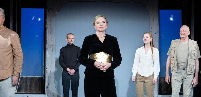 A theater performance with five actors on stage. They are standing in a line and looking at the camera. | © SLT / Christian Krautzberger