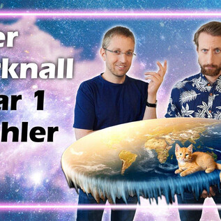 Zwei Männer stehen vor einem bunten, galaktischen Hintergrund. Eine abgerundete Erde mit einer Katze darauf ist in der Mitte zu sehen, begleitet von dem Text "Der Urknall war 1 Fehler". | © Martin Moder