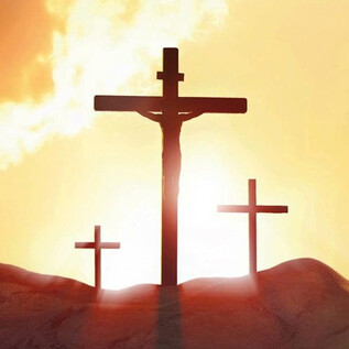 Tři kříže stojí v popředí, siluetované proti zářivému západu slunce. Scéna přenáší duchovní a zamyšlenou atmosféru. | © shutterstock/artin1