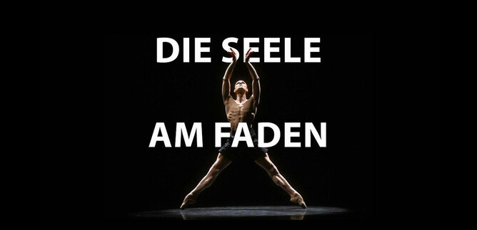 Ein Tänzer zeigt eine eindrucksvolle Pose auf einer dunklen Bühne. Der Text "DIE SEELE AM FADEN" ist zentral platziert. | © Salzburger Landestheater