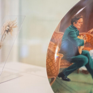 Bemalter Teller und Edelweiß | © Salzburg Museum_Maurice Rigaud