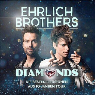 Two illusionists, the Ehrlich Brothers, present their show "Diamonds". The image shows the two brothers in a sparkling, mystical background. | © Christian Bussel Seidel