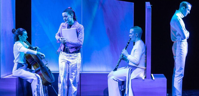 A theatrical performance with four performers in elegant clothing. Two musicians play instruments while an actress speaks. | © Jeunesse