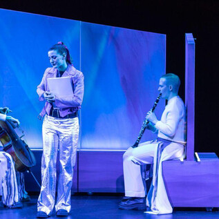 A theatrical performance with four performers in elegant clothing. Two musicians play instruments while an actress speaks. | © Jeunesse