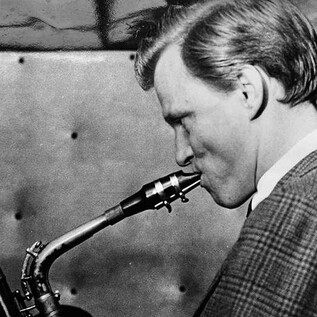 A man is playing the saxophone. He is wearing a suit and is concentrating on the music. | © Jazzit