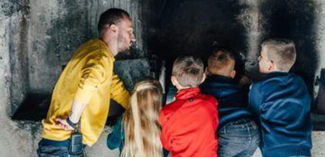 Two boys are playing with wooden spoons in a sunny environment. They are laughing and seem to be having a lot of fun. | © Kathrin Gollackner Fotografie