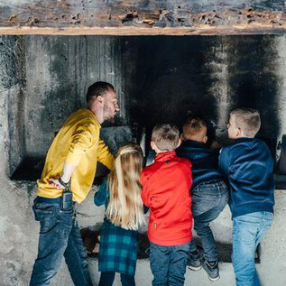 Two boys are playing with wooden spoons in a sunny environment. They are laughing and seem to be having a lot of fun. | © Kathrin Gollackner Fotografie