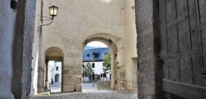 Zwei Jungen spielen mit Holzlöffeln in einer sonnigen Umgebung. Sie lachen und scheinen viel Spaß zu haben. | © Festung Hohensalzburg