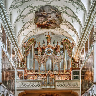Eine prachtvolle Kirche mit einer beeindruckenden Orgel und kunstvollen Deckenfresken. Die Wände sind reich verziert und vermitteln eine feierliche Atmosphäre. | © Hiva Naghshi