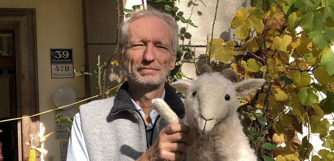 Ein lustiges Handpuppe mit einem flauschigen Körper und einer auffälligen Frisur. Die Puppe hat ein freundliches Gesicht und eine verspielte Ausstrahlung. | © Bibelwelt/Gniaz