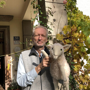 Zabawna marionetka z puszystym ciałem i rzucającą się w oczy fryzurą. Lalka ma przyjazną twarz i zabawny urok. | © Bibelwelt/Gniaz