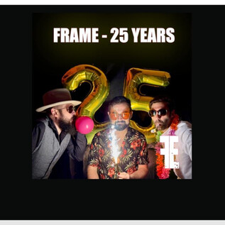 Drei Männer feiern mit bunten Ballons und Accessoires. Im Hintergrund steht eine goldene „25“, die das Jubiläum markiert. | © Rockhouse Salzburg