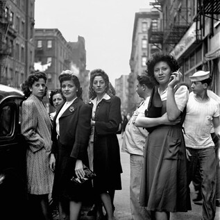 A group of women is standing at a street intersection in a city. In the background, buildings and other people can be seen. | © Leica Galerie Salzburg