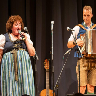 GSTANZL SINGA mit Renate Maier | © © VO Show Andy Brozek