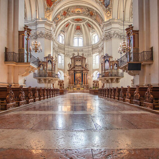 A large church hall with a lavish altar. The ceiling is intricately designed, and the light gently falls onto the floor. | © Eva trifft. FOTOGRAFIE