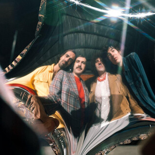 Egy eltorzított felvétel négy férfiról, akik a kamerába mosolyognak. A háttér torzítva van és érdekes módon tükröződik. | © Ines Futterknecht