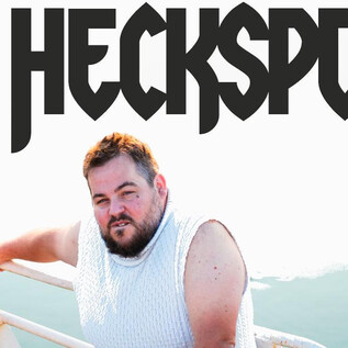 Zwei Männer sitzen auf einem Boot und schauen nachdenklich in die Ferne. Im Hintergrund ist das Wasser und der Himmel zu sehen. | © Heckspoiler