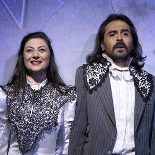 Zwei Schauspieler in historischen Kostümen stehen nebeneinander auf der Bühne. Sie haben sowohl fröhliche als auch ernsthafte Ausdrücke. | © Florian Koller Mistura