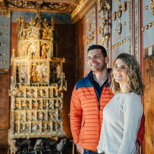 Eine historische Küche mit alten Kochutensilien und einem Steinkamin. Der Boden besteht aus großen Steinen und es gibt verschiedene Töpfe und Kannen. | © Kathrin Gollackner Fotografie