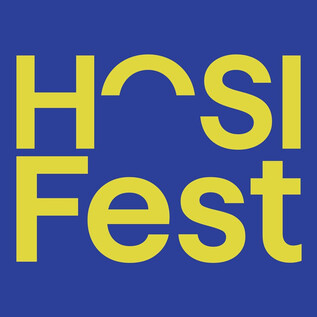 Barevné logo pro HOSI Fest. Zobrazuje nápis ve žluté barvě na modrém pozadí. | © ARGEkultur