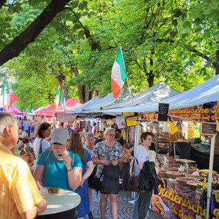 Ein belebter Markt mit vielen Ständen und Menschen, die die Waren betrachten. Bunte Zelte und eine freundliche Atmosphäre prägen die Szene. | © www.hallo-hallein.at