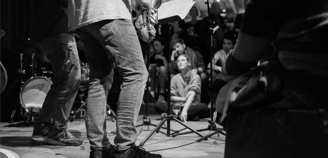 Eine Jazzband spielt live auf einer Bühne. Im Hintergrund sitzen begeisterte Zuhörer und lauschen der Musik. | © Jazzit
