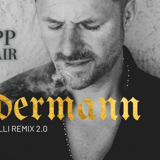 Eine lebhafte Aufführung in einem Club mit einem Musiker am Klavier und einem Sänger auf der Bühne. Das Publikum sitzt gespannt davor und genießt die Darbietung. | © Ingo Pertramer