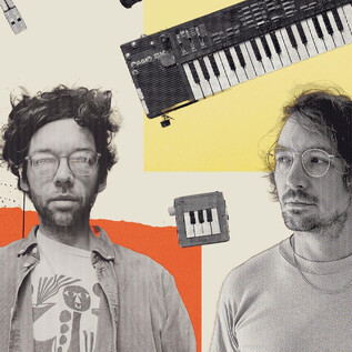 Két zenész áll egy kreatív háttér előtt, ahol zenei hangszerek, például gitár és billentyűs hangszer található. A háttér színes és művészien van megtervezve. | © joasihno.de