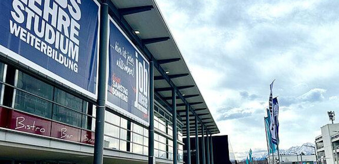Eine große Messehalle mit Plakaten zu Jobs, Lehre und Studium. Viele Menschen stehen vor dem Eingang und es ist bewölkt. | © BARLAG werbe- & messeagentur GmbH