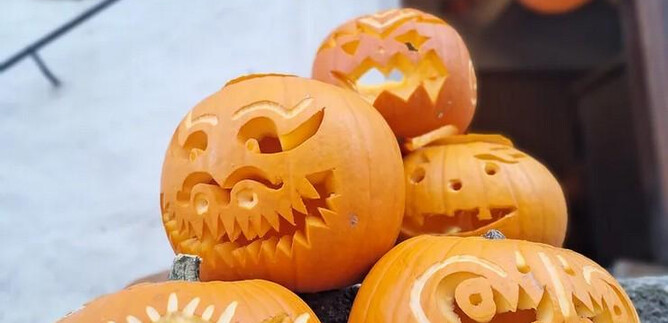 A group of carved pumpkins with various spooky faces. In the background, some Halloween decorations can be seen. | © Salzburger Burgen und Schlösser