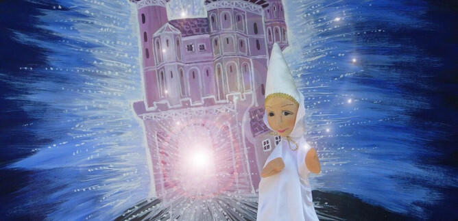 Una muñeca con un vestido blanco está frente a un castillo brillante. El fondo muestra una escena resplandeciente y de ensueño. | © Friedburger Puppenbühne