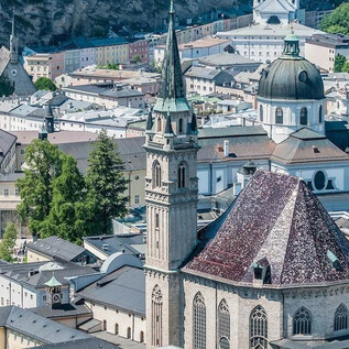 Une vue impressionnante de la ville avec des bâtiments historiques et des églises. Au premier plan se trouve une église frappante avec un haut clocher. | © Anibal Trejo