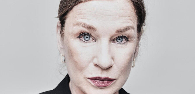 Porträt einer Frau mit kurzen, blondem Haar und blauen Augen. Sie trägt einen schwarzen Blazer und hat einen ernsten Blick. | © Tommy Hetzel