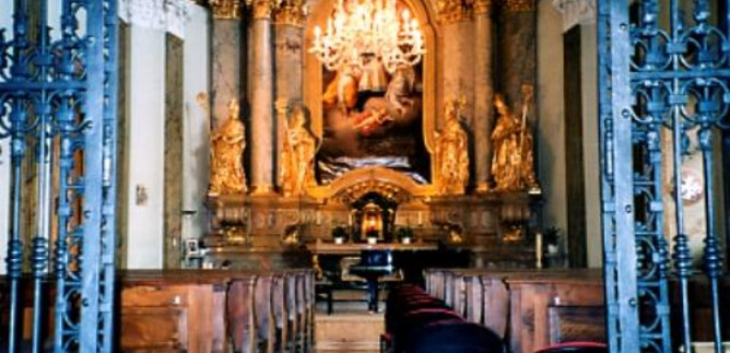 Egy lenyűgöző templom, csodás oltárral és művészi szobrokkal. A tér fát és barokk stílusú részleteket tartalmaz. | © Musica sacra