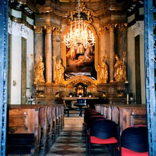 Una iglesia impresionante con un altar majestuoso y estatuas artísticas. El espacio está decorado con madera y detalles en estilo barroco. | © Musica sacra