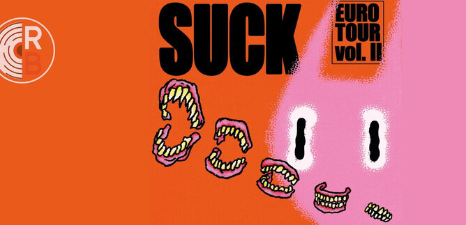 Ein buntes Plakat mit dem Schriftzug "SUCK" in großen Buchstaben. Es zeigt bunte, cartoonartige Münder auf einem orangen Hintergrund. | © Rockhouse Salzburg