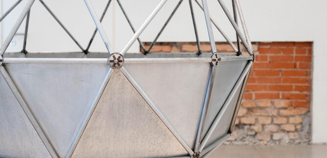 A historic kitchen with old cooking utensils and a stone fireplace. The floor is made of large stones, and there are various pots and jugs. | © Maurice Rigaud