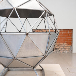 Une cuisine historique avec de vieux ustensiles de cuisine et une cheminée en pierre. Le sol est en grandes pierres et il y a différentes casseroles et théières. | © Maurice Rigaud