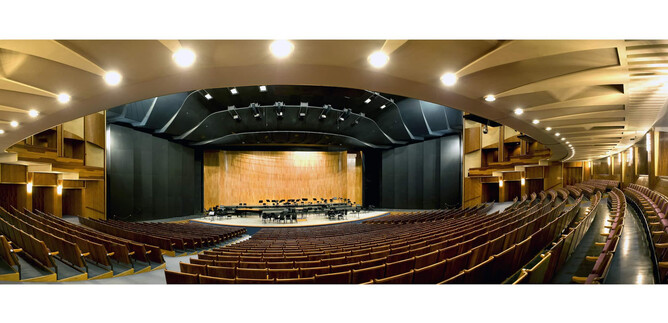 A conductor leads with a baton. He has long, grey hair and displays a concentrated expression. | © Salzburger Festspiele / Luigi Caputo