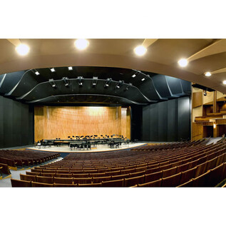 Ein Dirigent leitet mit einem Taktstock. Er hat lange, graue Haare und zeigt eine konzentrierte Miene. | © Salzburger Festspiele / Luigi Caputo