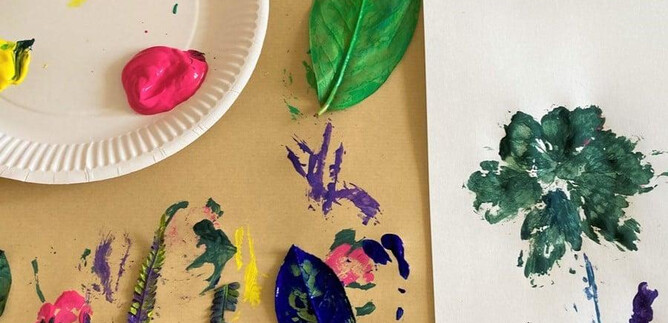 Una superficie di pittura con colori vivaci e una foglia. Su di essa c'è un'immagine dipinta di un albero. | © DomQuartier