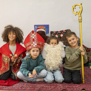 Deux citrouilles avec des motifs d'Halloween sont posées sur une table. L'une des citrouilles est lumineuse et a un visage joyeux, tandis que l'autre est décorée avec des outils. | © Khan Eram/Spielzeug Museum