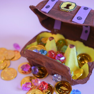 Dwie dynie z motywami Halloween stoją na stole. Jedna dynia jest jasna i ma wesołą twarz, podczas gdy druga jest udekorowana narzędziami. | © Rigaud/Spielzeug Museum