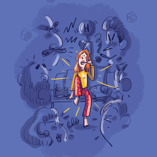 Dziewczyna siedzi przestraszona na stole, otoczona narysowanymi twarzami i niepokojącymi kształtami. Scena przekazuje uczucie stresu i zakłócenia. | © Salzburger Festspiele/Gemma Palacio