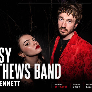 Ein Konzertplakat der Krissy Matthews Band mit Kim Jennett. Es zeigt die beiden Musiker in stylischer Kleidung vor einem dunklen Hintergrund. | © Rockhouse Salzburg